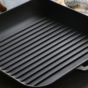 Ketaus grilio keptuvė 28*28*4 cm GRILL T307MR